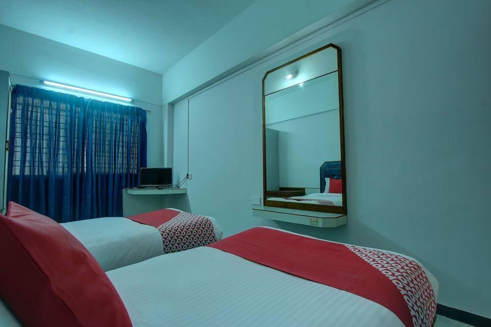 Hotel Padmam Madurai Bagian luar foto