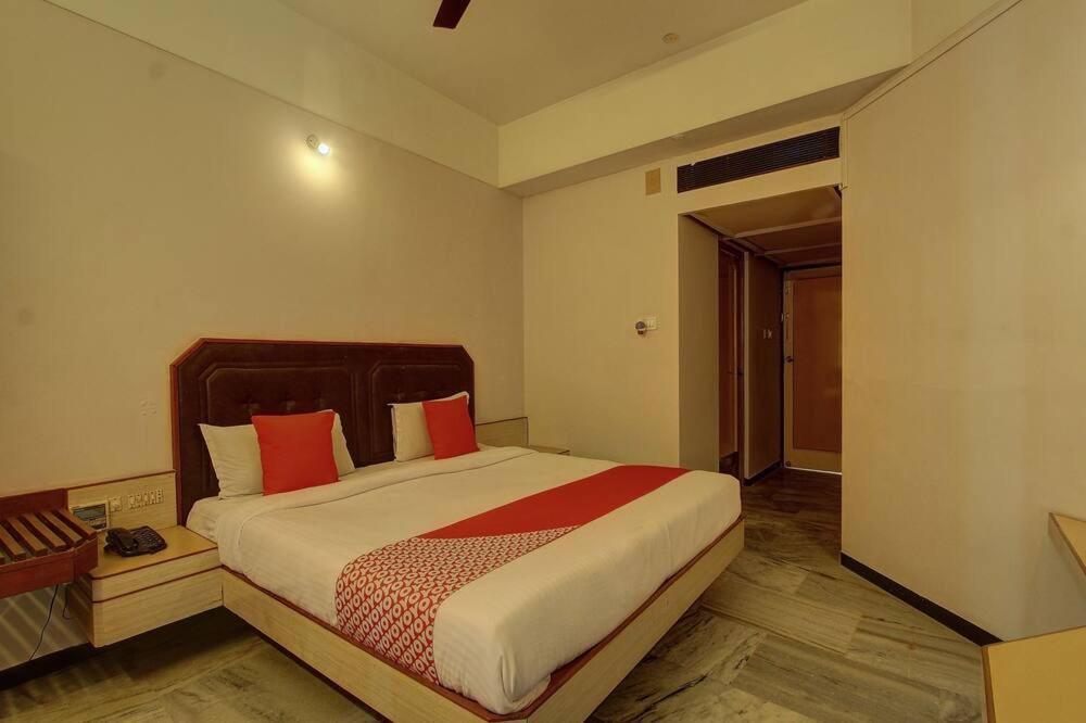 Hotel Padmam Madurai Bagian luar foto