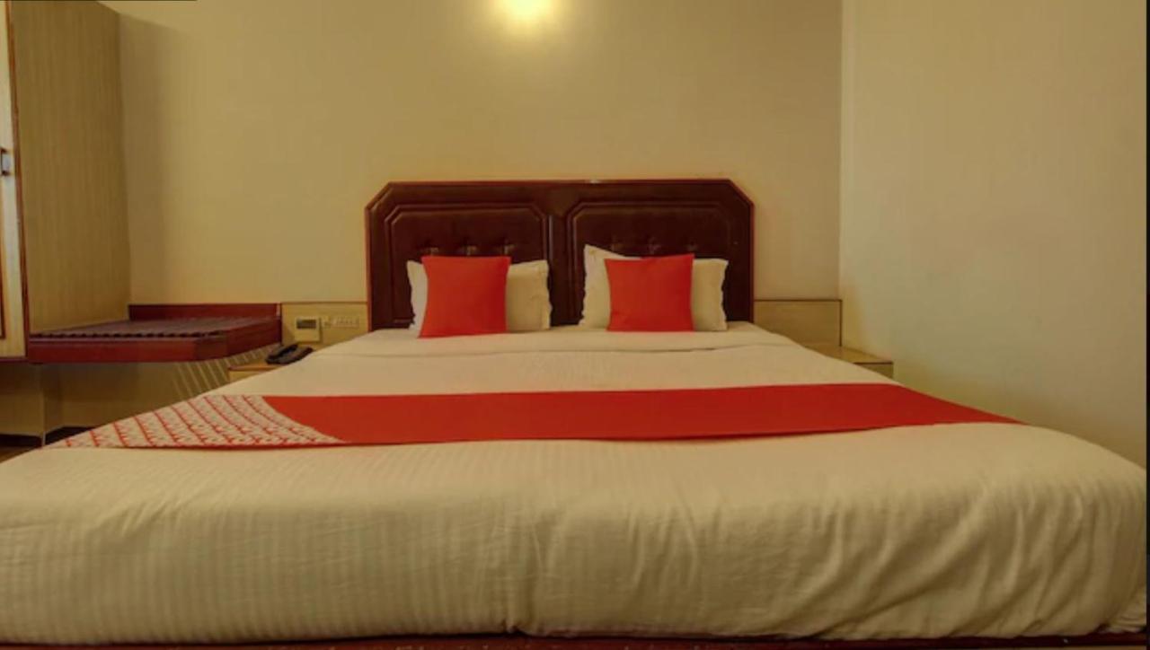 Hotel Padmam Madurai Bagian luar foto