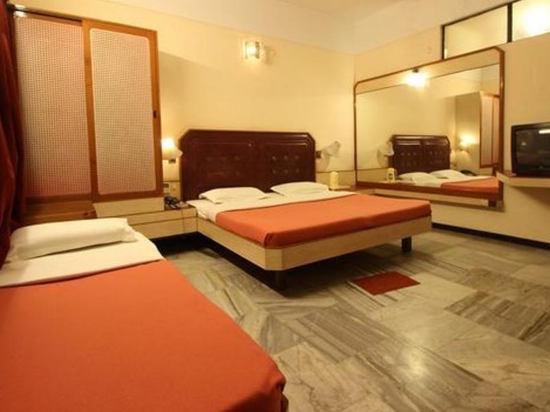 Hotel Padmam Madurai Bagian luar foto