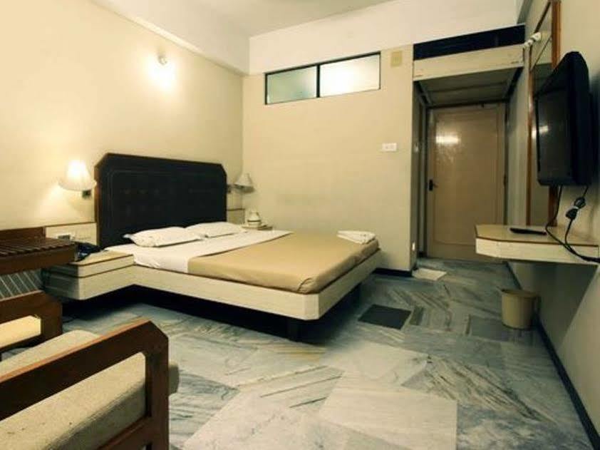 Hotel Padmam Madurai Bagian luar foto
