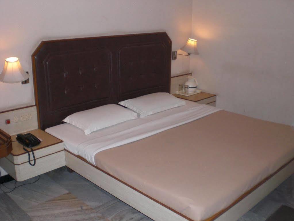 Hotel Padmam Madurai Bagian luar foto