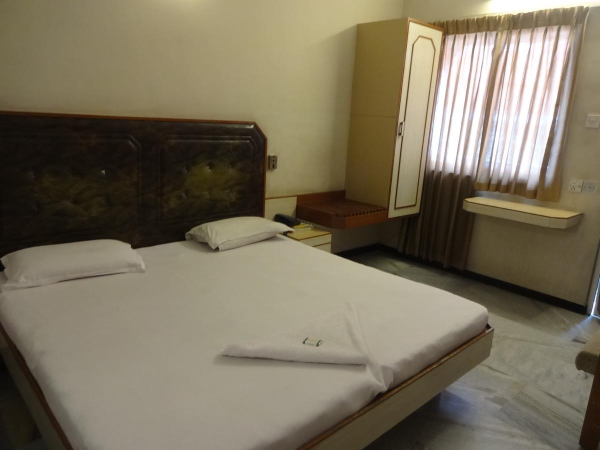 Hotel Padmam Madurai Bagian luar foto