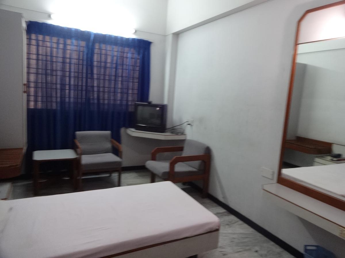 Hotel Padmam Madurai Bagian luar foto