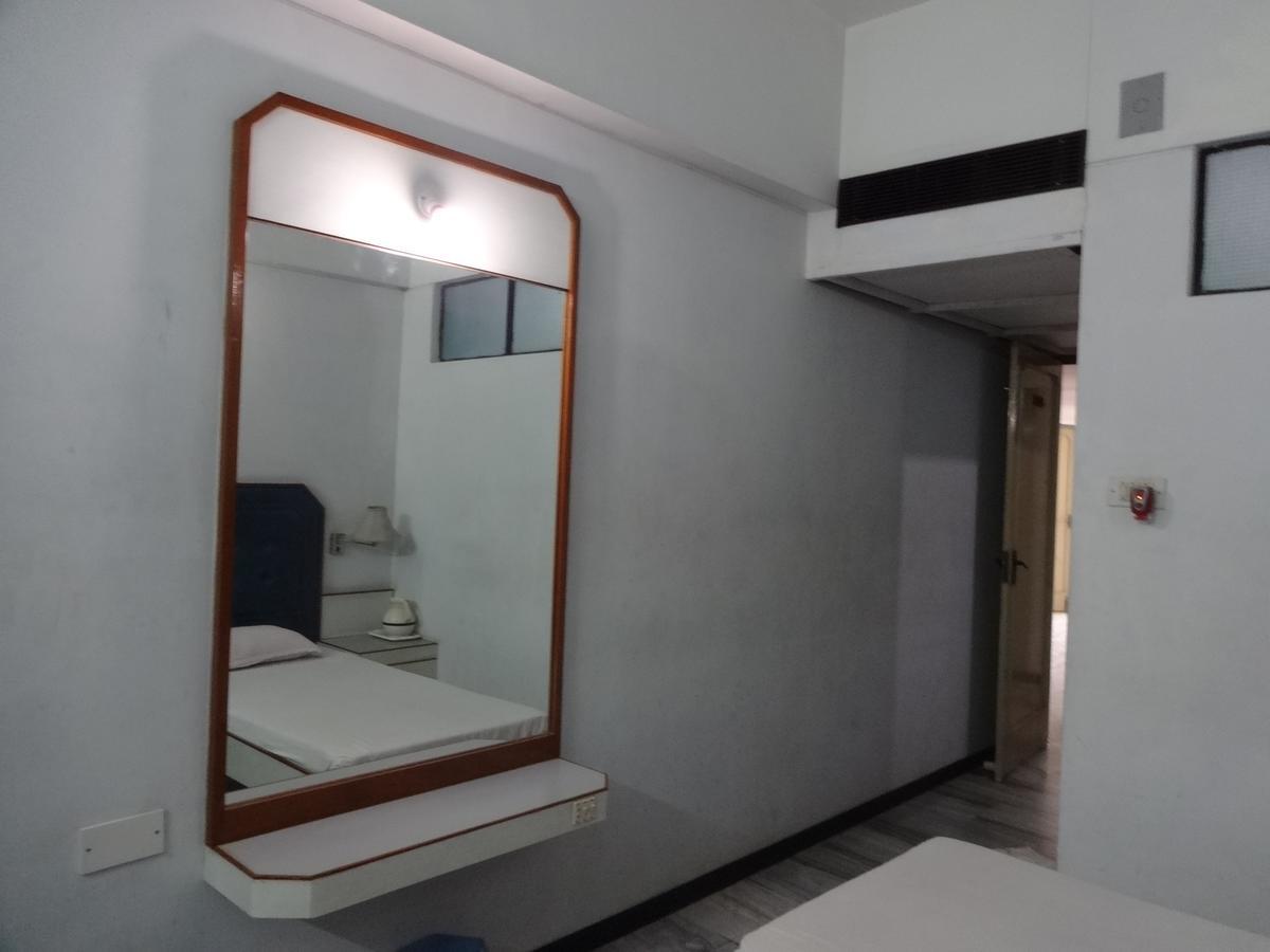 Hotel Padmam Madurai Bagian luar foto