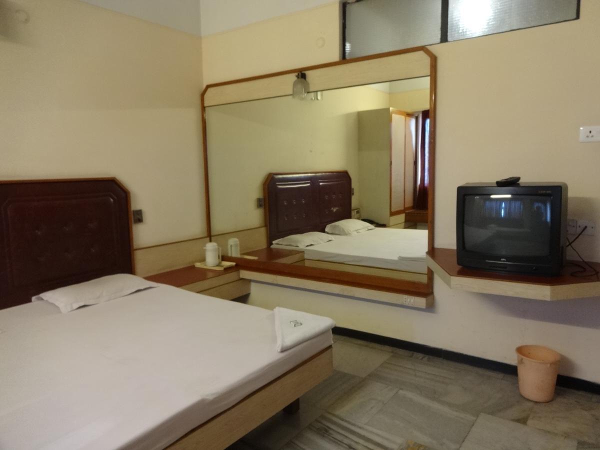 Hotel Padmam Madurai Bagian luar foto