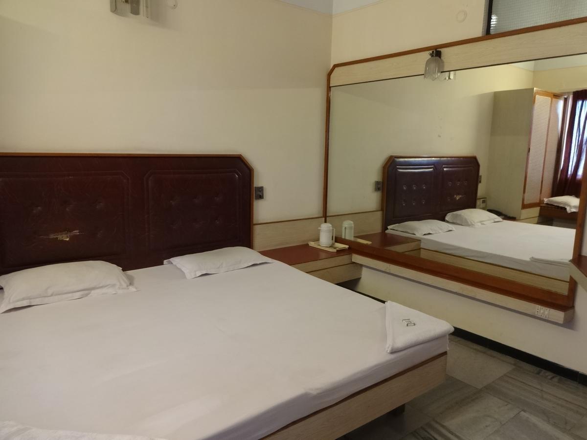 Hotel Padmam Madurai Bagian luar foto