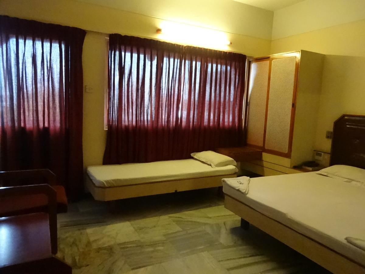 Hotel Padmam Madurai Bagian luar foto