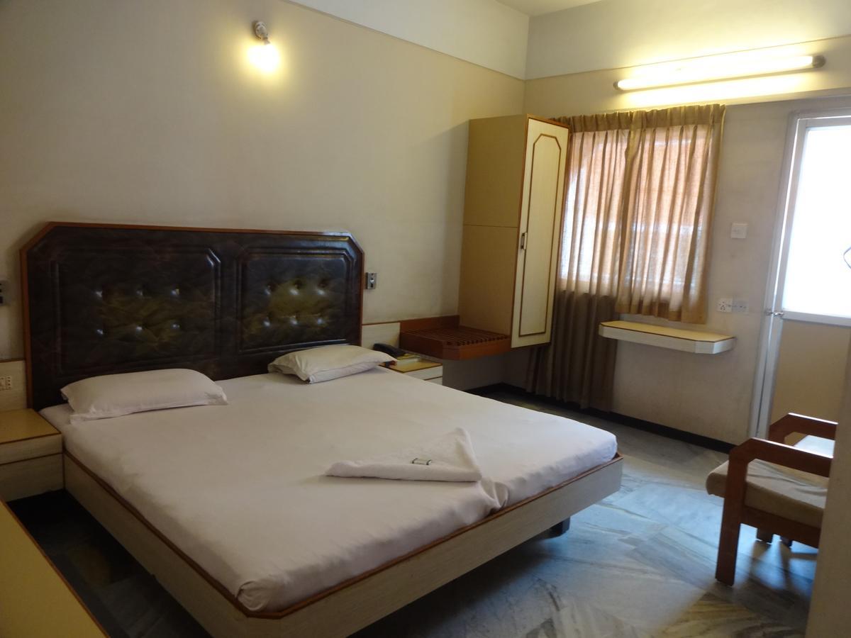 Hotel Padmam Madurai Bagian luar foto