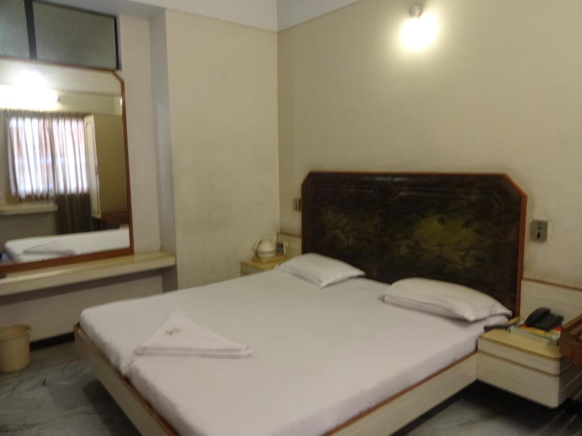 Hotel Padmam Madurai Bagian luar foto