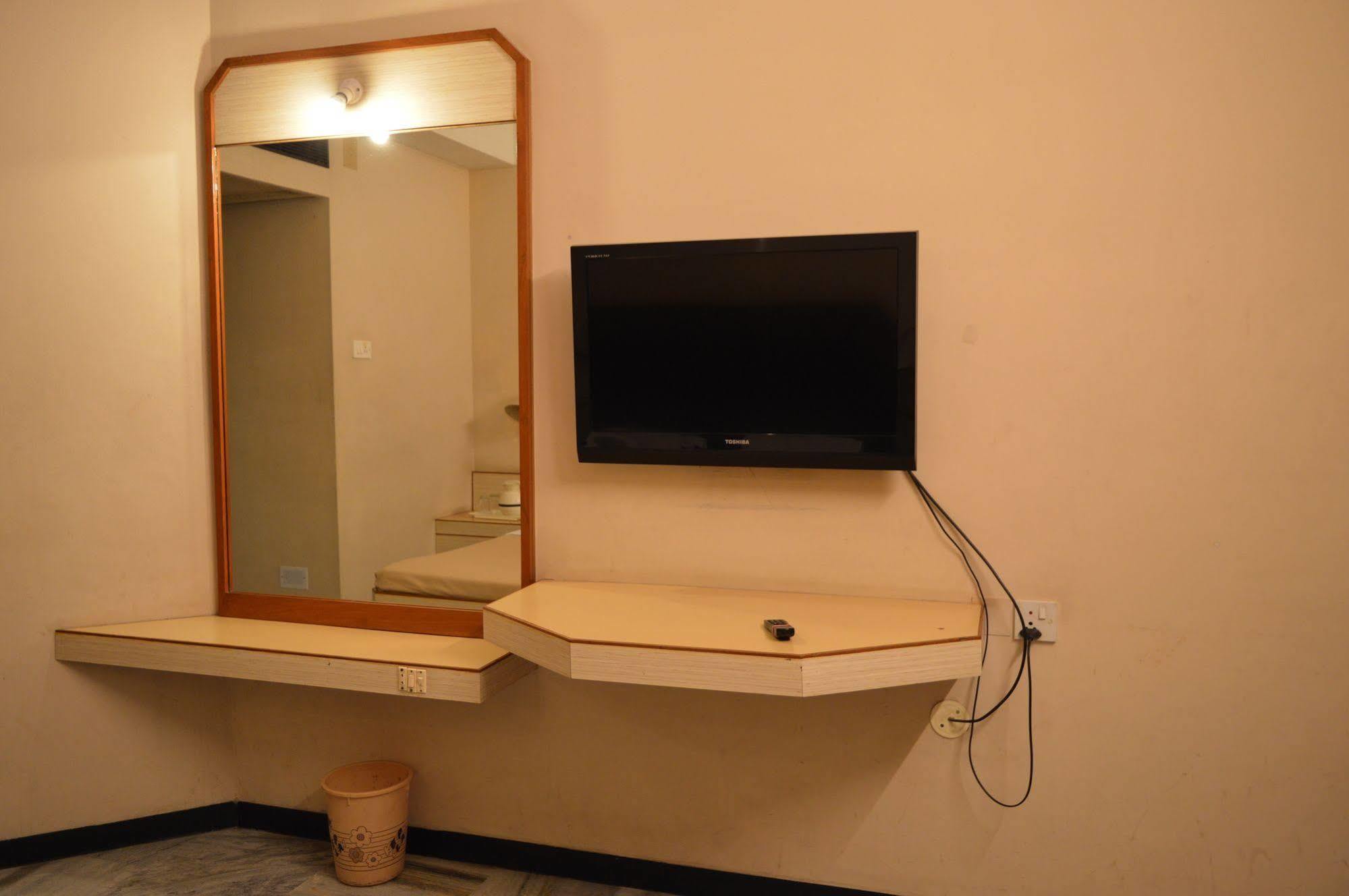 Hotel Padmam Madurai Bagian luar foto