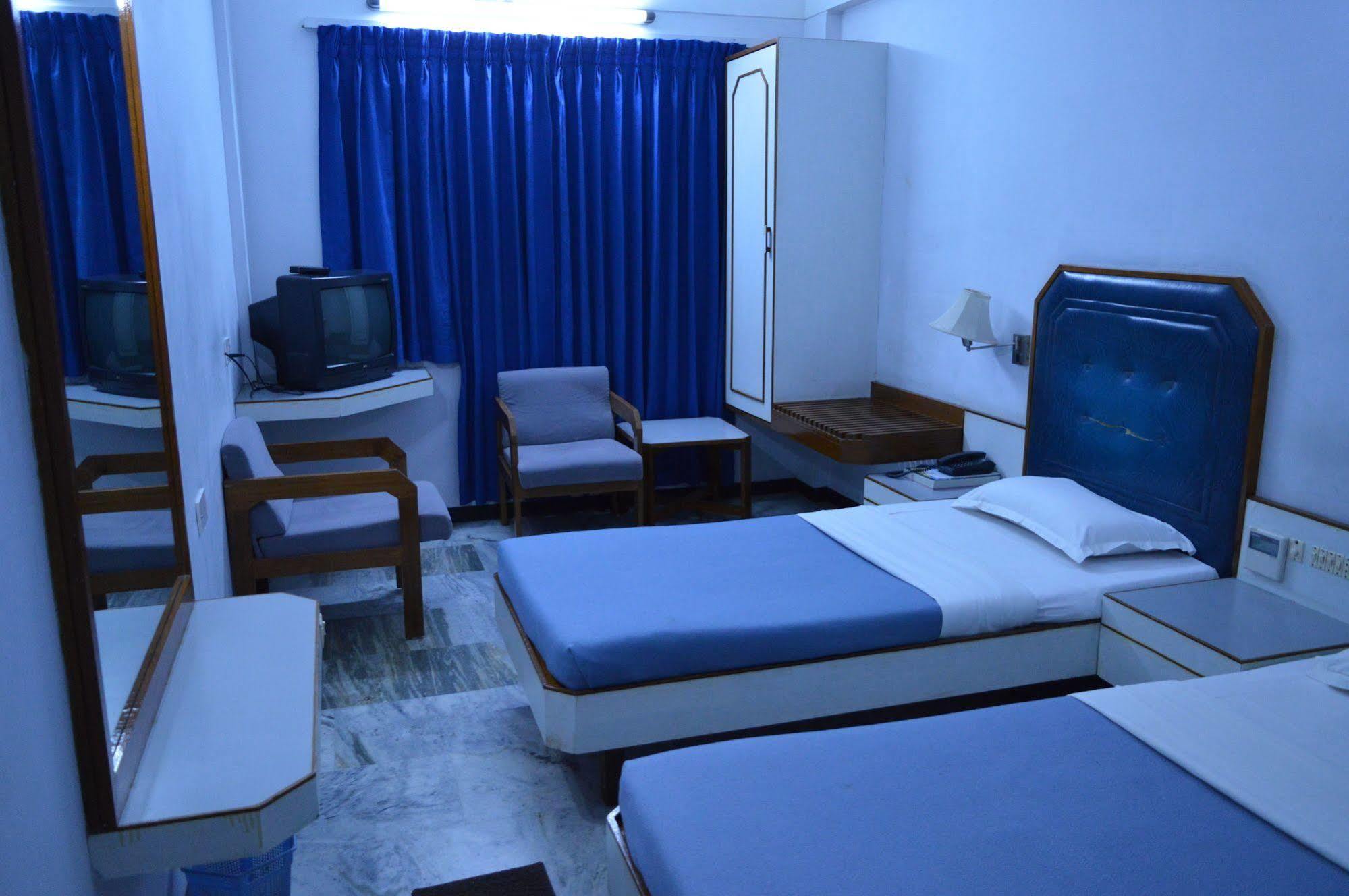 Hotel Padmam Madurai Bagian luar foto