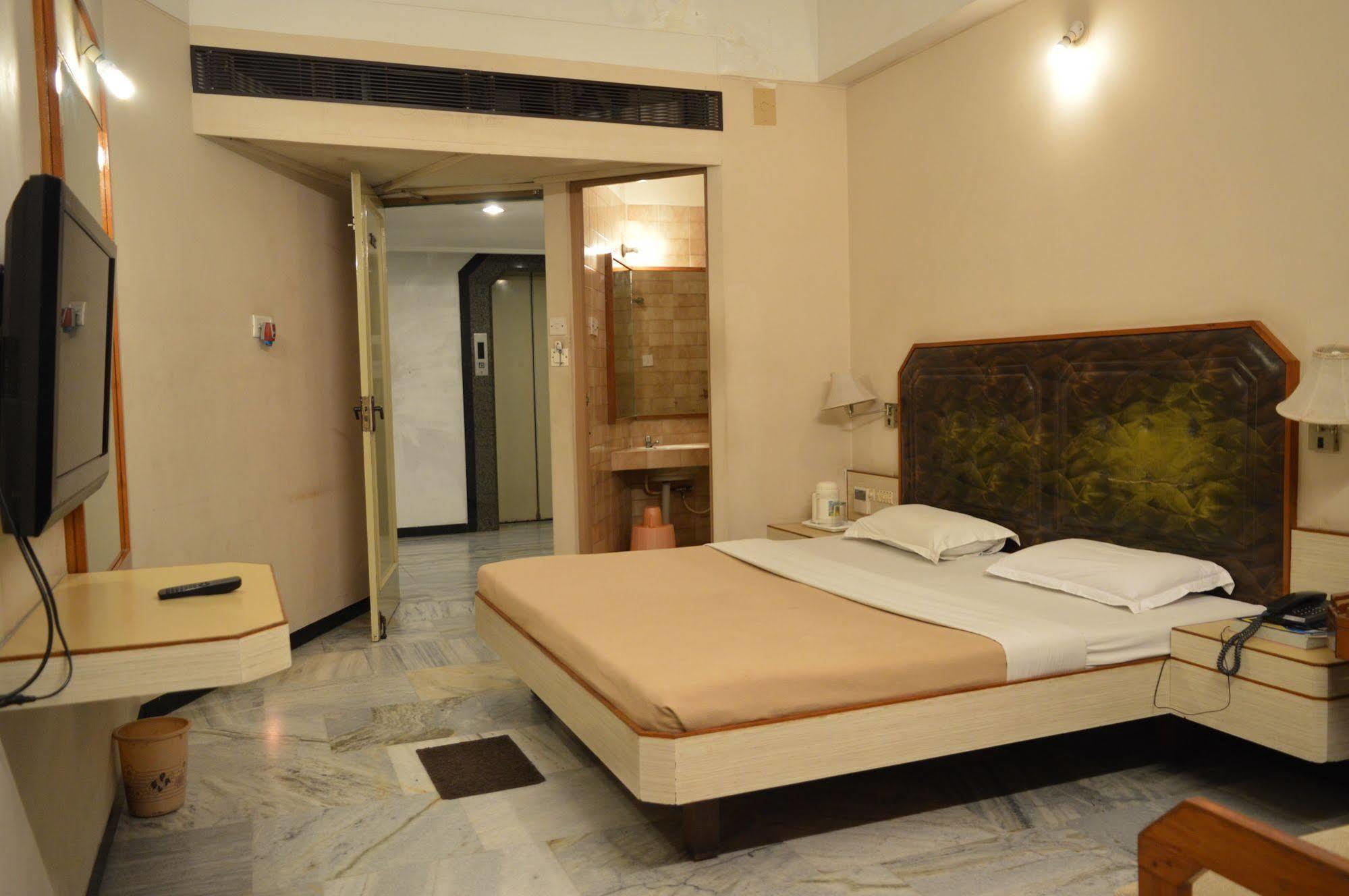 Hotel Padmam Madurai Bagian luar foto
