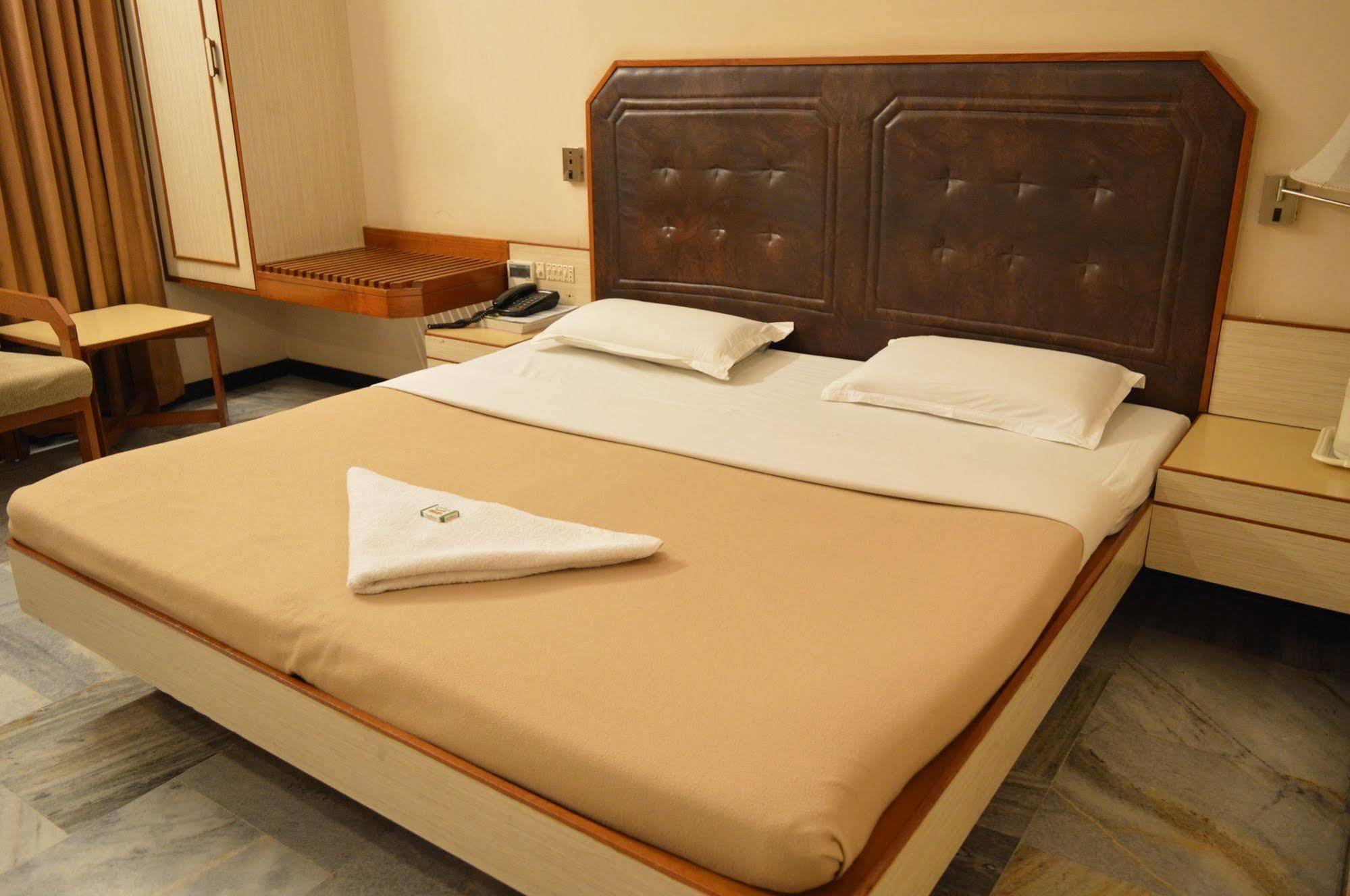 Hotel Padmam Madurai Bagian luar foto