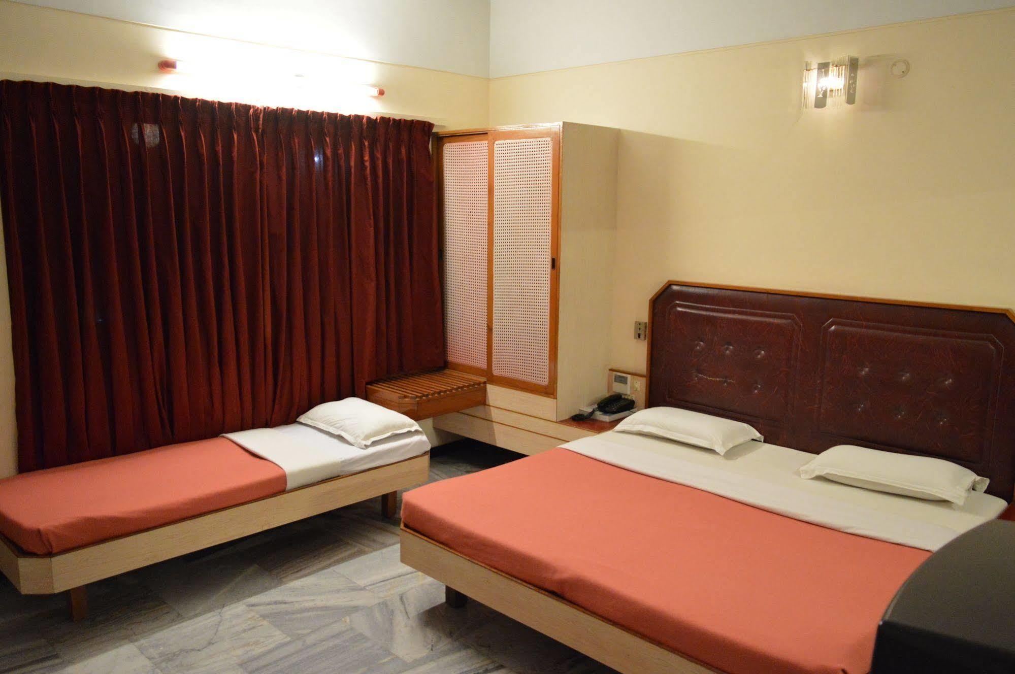 Hotel Padmam Madurai Bagian luar foto